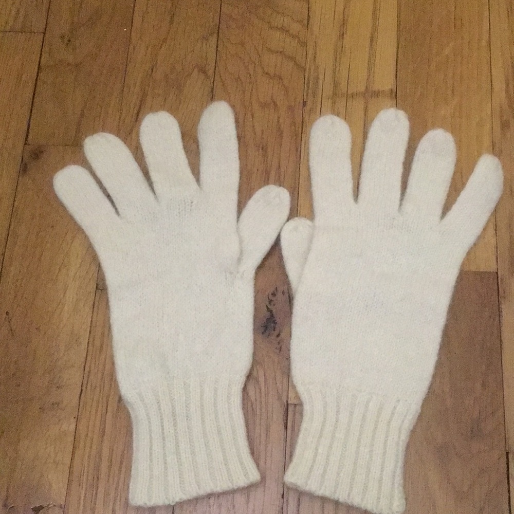 White knit gloves